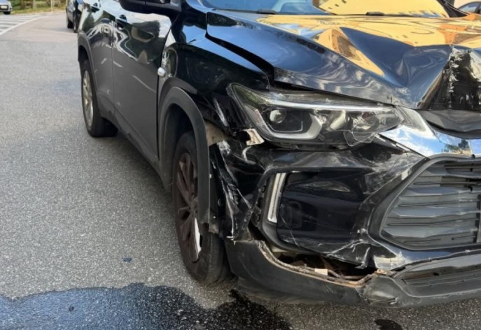 Acidente entre dois carros é registrado no Urbanova nesta sexta