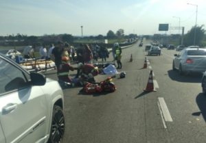 Colisão entre motos e caminhão na Via Dutra deixa mulher morta em São José