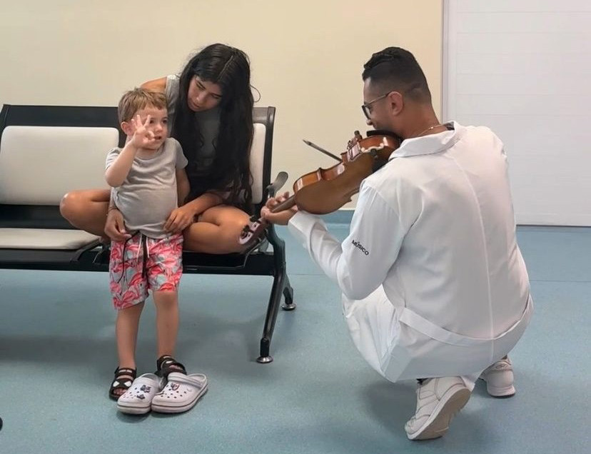 Projeto de musicoterapia leva música clássica aos hospitais do Centro e da Costa Sul de São Sebastião.