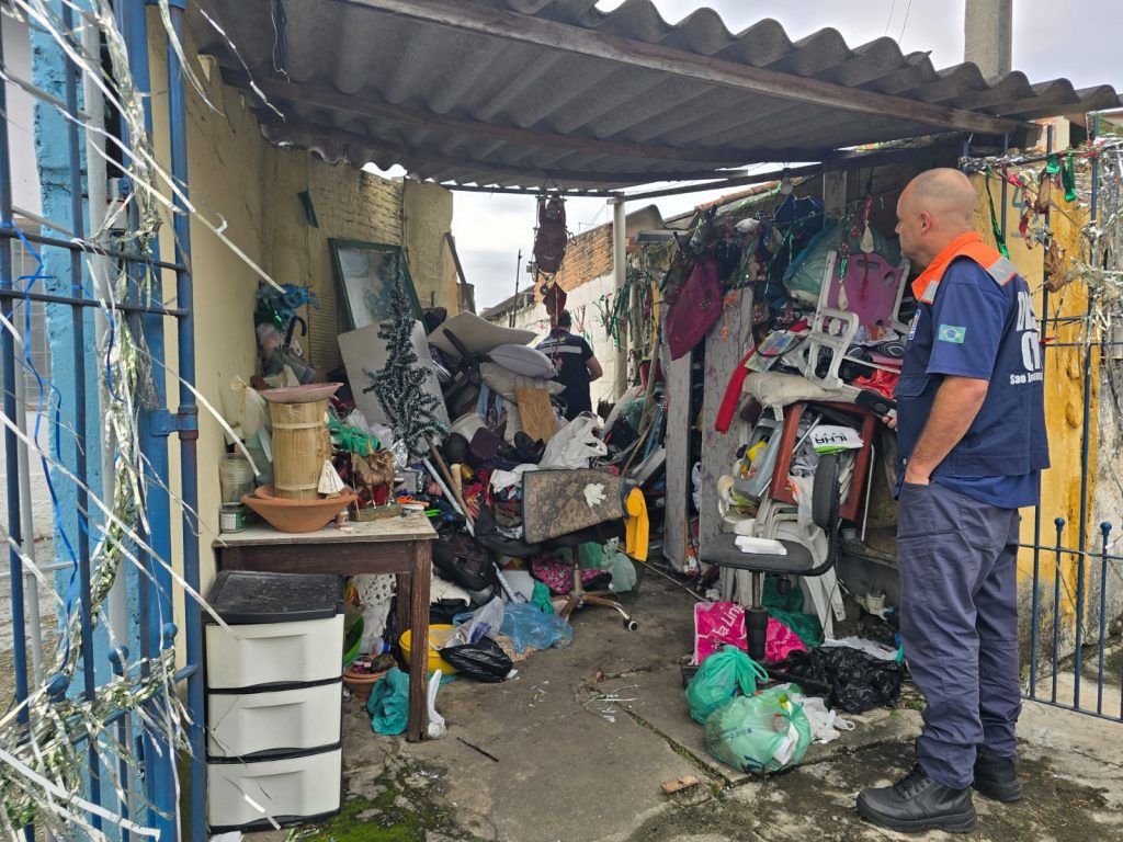 A ação intersecretarias desta quarta-feira (21) foi a terceira deste ano, totalizando mais de 21 toneladas de materiais inservíveis retirados de casas de acumuladores