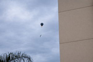 Balão ilegal volta a sobrevoar São José e preocupa moradores
