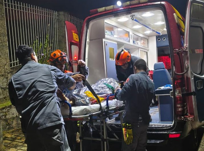 Corpo de Bombeiros resgata vítima em cachoeira de Ilhabela após queda de 6 metros