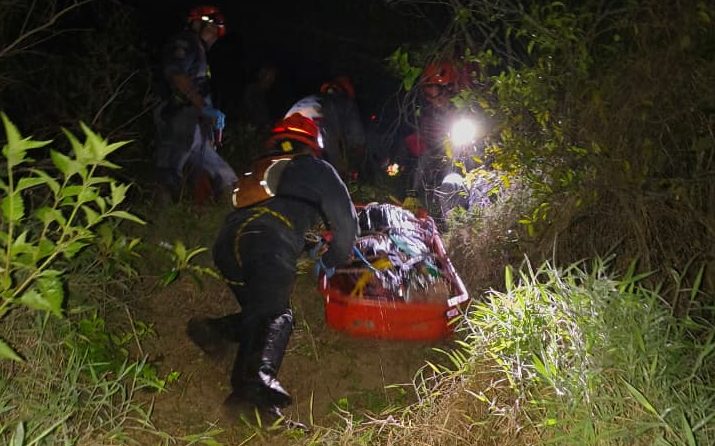 Corpo de Bombeiros resgata vítima em cachoeira de Ilhabela após queda de 6 metros