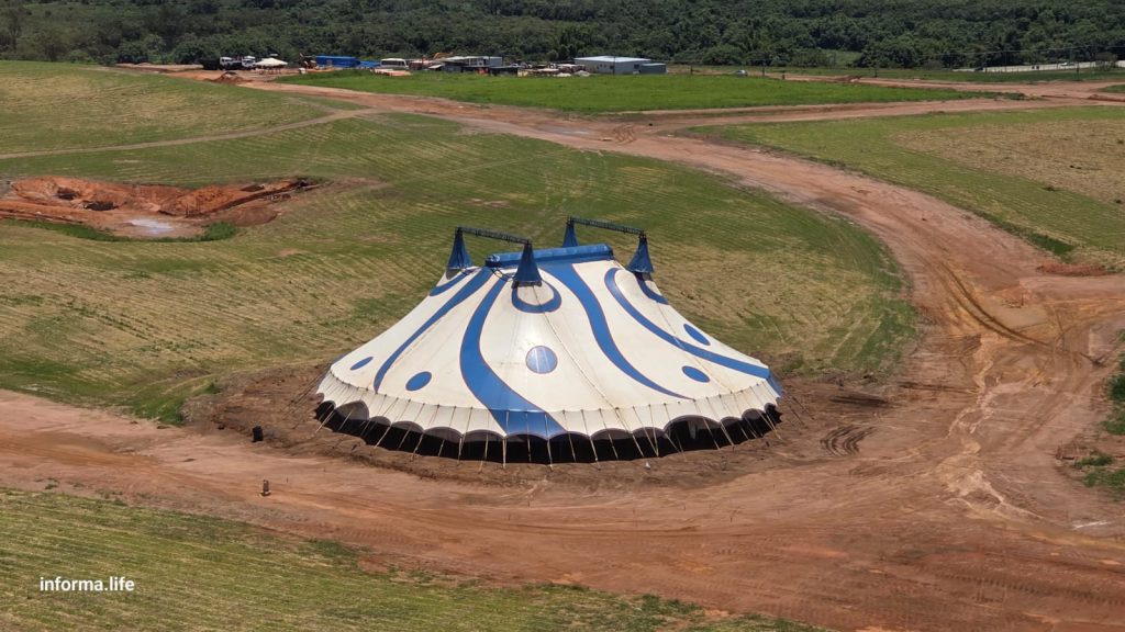 Estrutura com lona instalada no Parque Una, no Jardim Aquarius, chama a atenção de moradores.