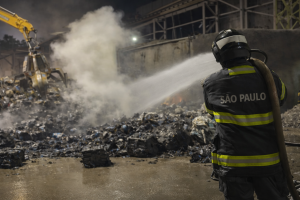 Fogo atinge depósito de recicláveis em Caçapava e exige reforço dos Bombeiros