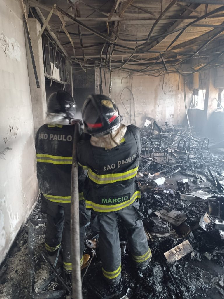 Galpão dos Correios pega fogo em condomínio empresarial na zona sul de São José dos Campos