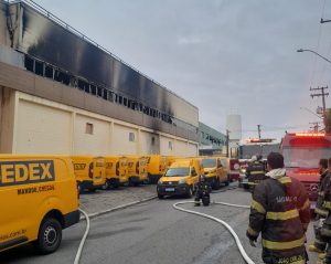 Galpão dos Correios pega fogo em condomínio empresarial na zona sul de São José dos Campos