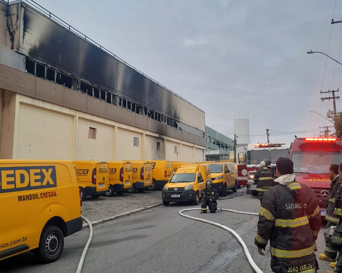 Galpão dos Correios pega fogo em condomínio empresarial na zona sul de São José dos Campos
