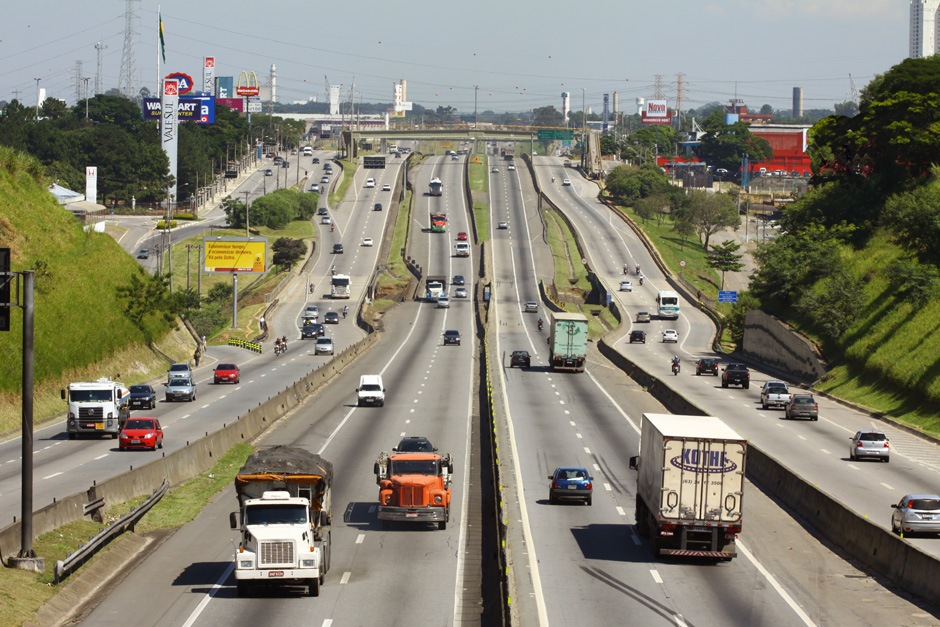 um trecho de via na marginal Dutra sentido Rio de Janeiro, em frente ao ValeSul Shopping, (região sul)