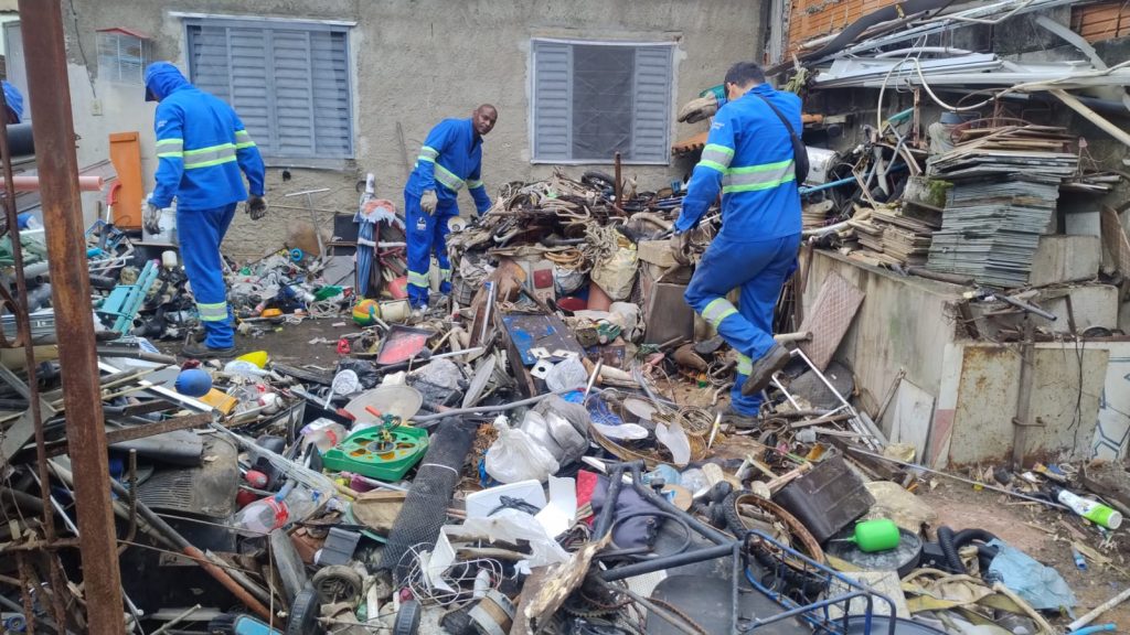 Prefeitura retira 10,7 toneladas de lixo acumulado em casa em São José dos Campos