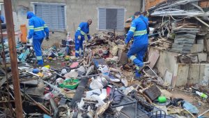 Prefeitura retira 10,7 toneladas de lixo acumulado em casa em São José dos Campos