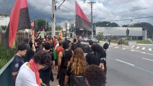 Protesto contra reajuste do transporte público ocorre na região central de São José dos Campos, com ato pacífico do Movimento Passe Livre.
