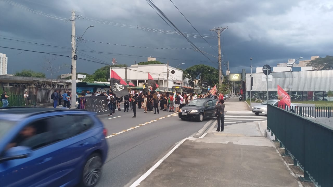 Protesto contra reajuste do transporte público ocorre na região central de São José dos Campos, com ato pacífico do Movimento Passe Livre.