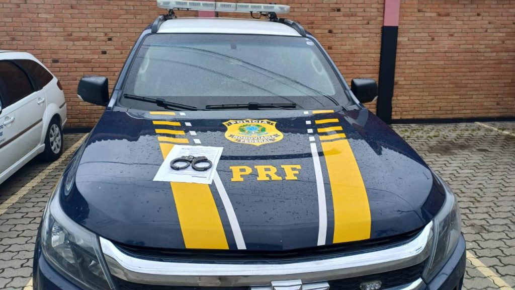 Abordagem da PRF na BR-116, em Roseira, resultou na prisão de foragido e localização de menor desaparecida.