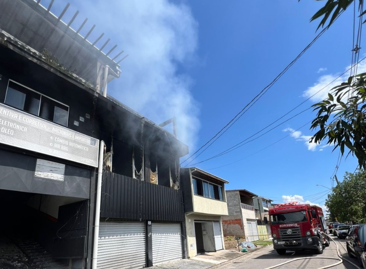 Incêndio em oficina mecânica na Vila Paiva foi controlado pelo Corpo de Bombeiros em São José dos Campos.