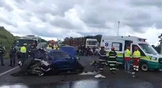 BMW ficou completamente destruída após capotamento no km 72 da SP-070.