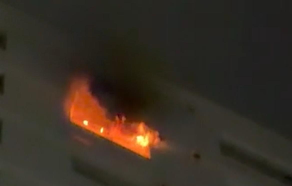 Corpo de Bombeiros atuou em incêndio em apartamento na Vila Branca, em Jacareí, na madrugada desta sexta-feira (31).