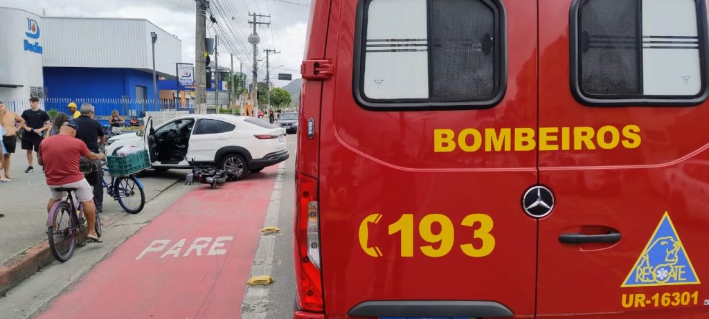 Corpo de Bombeiros atende acidente entre carro e ciclomotor no bairro Sumaré, em Caraguatatuba.