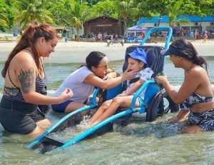Programa Praia Acessível permite banho de mar com segurança e inclusão durante o verão em São Sebastião