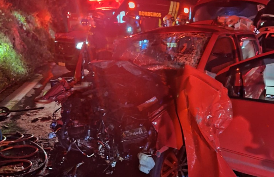 Batida envolve 3 veículos na Rodovia Floriano R. Pinheiro, deixa dois mortos, nove feridos e interdita acesso a Campos do Jordão