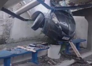 Carro cai sobre telhado de centro de saúde!