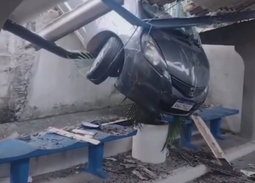 Carro cai sobre telhado de centro de saúde!