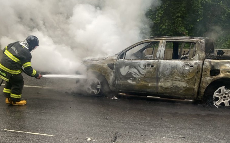 Incêndio em carro interditou temporariamente a Rodovia dos Tamoios, em Caraguatatuba, na manhã desta sexta-feira (9)
