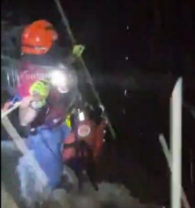 Casal de jovens é resgatado após 'cabeça d'água' em cachoeira de Ilhabela durante chuvas inte