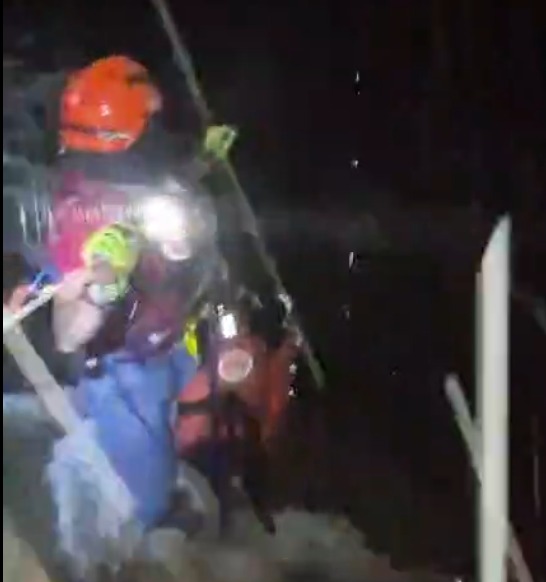 Casal de jovens é resgatado após 'cabeça d'água' em cachoeira de Ilhabela durante chuvas inte