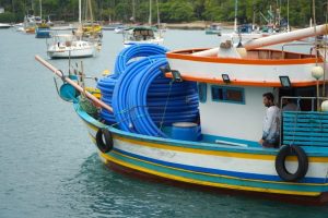 Ilha da Vitória recebe materiais para implantação do sistema de dessalinização da água do mar