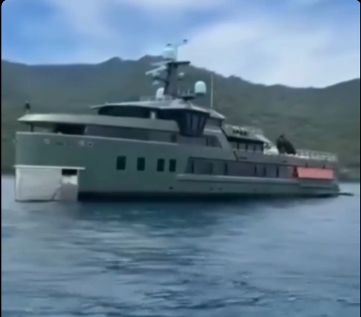 Superiate Pink Shadow chama atenção em Ilhabela e movimenta redes sociais