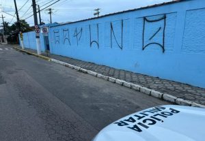 Muro do Cemitério Municipal de Ubatuba com pichação recente