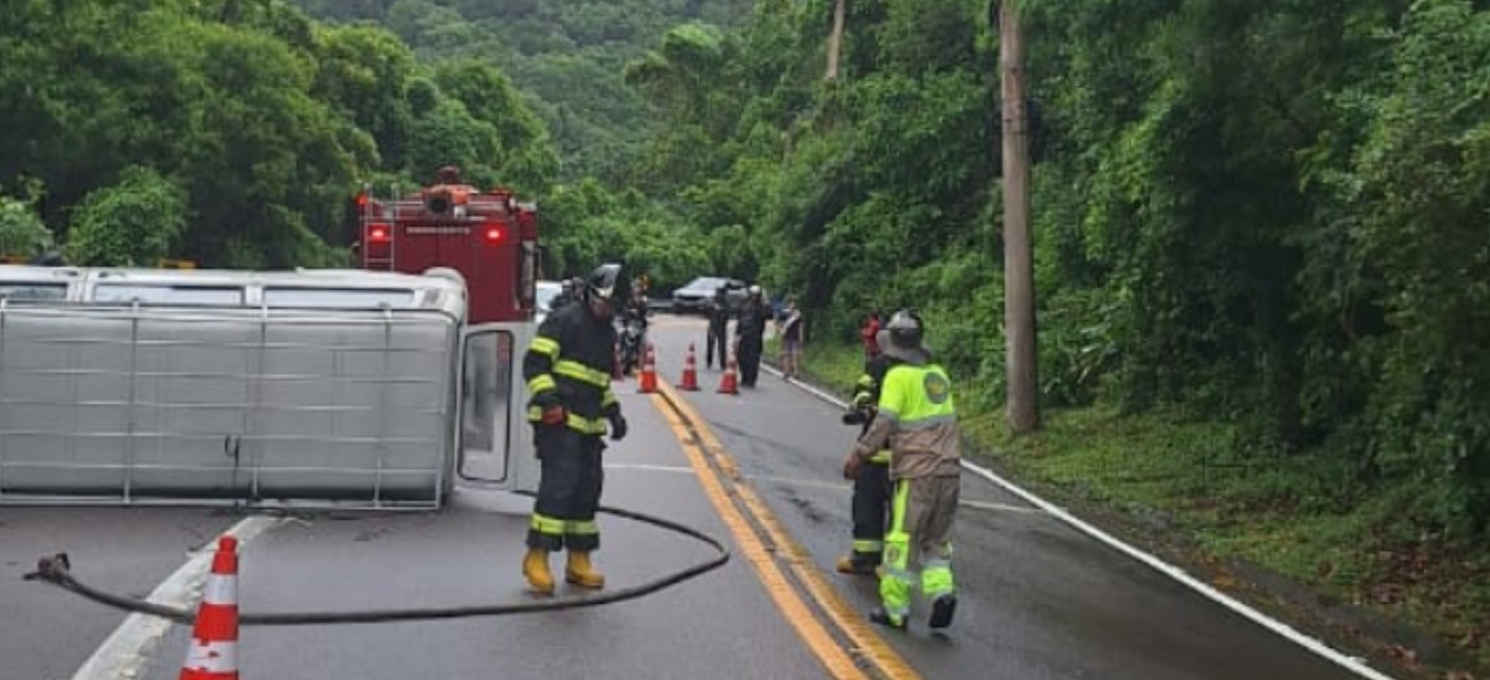 tombamento de Kombi na Rodovia Rio-Santos, nas proximidades de Toque-Toque Pequeno.