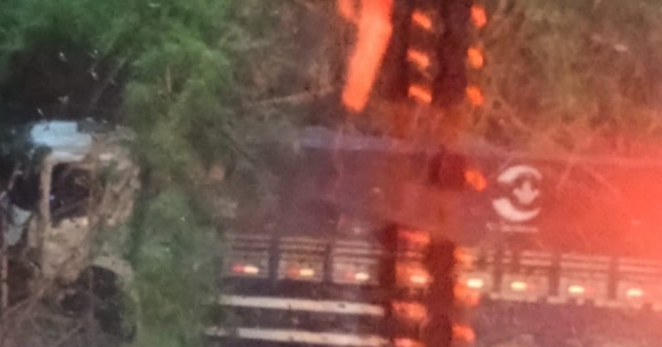 Acidente na SP-50 entre ônibus e caminhão deixa cinco feridos e interdita rodovia em São José