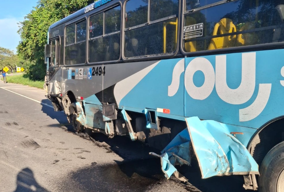 Duas pessoas ficam em estado grave após acidente entre carro e ônibus na Rio-Santos, em São Sebastião