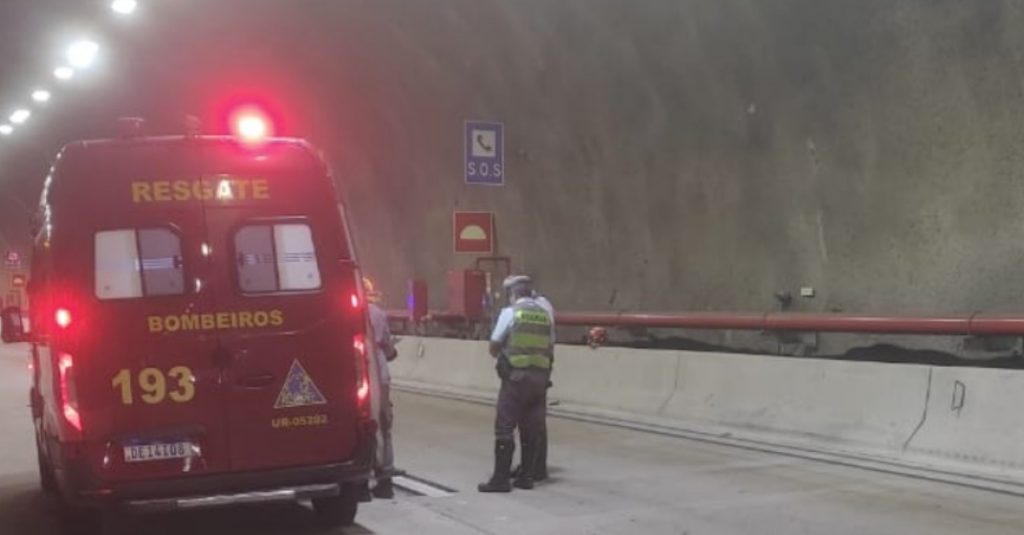 Acidente no Contorno Sul da Rodovia dos Tamoios mobilizou equipes de resgate em São Sebastião.