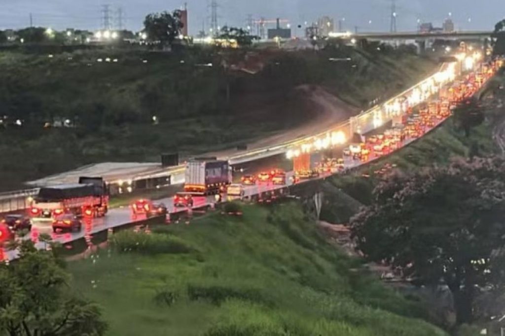 Faixa da Via Dutra é liberada após erosão em São José dos Campos