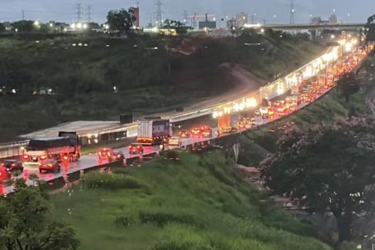 Faixa da Via Dutra é liberada após erosão em São José dos Campos