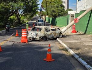 Carro pega fogo após bater em poste e duas pessoas ficam feridas em Caçapava