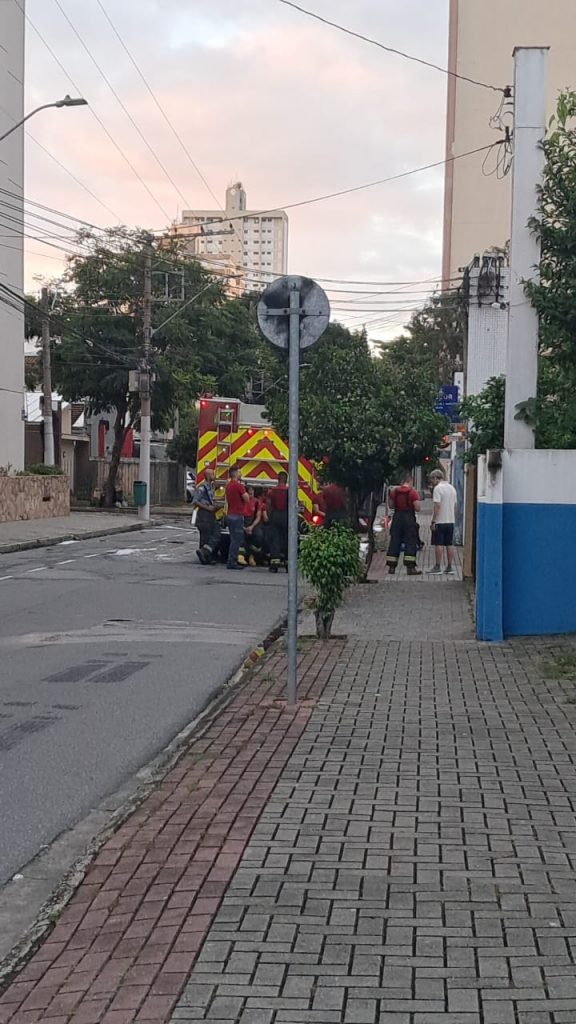 Incêndio em condomínio atinge cinco veículos no centro de São José dos Campos; fogo foi controlado pelos bombeiros e não houve vítimas.