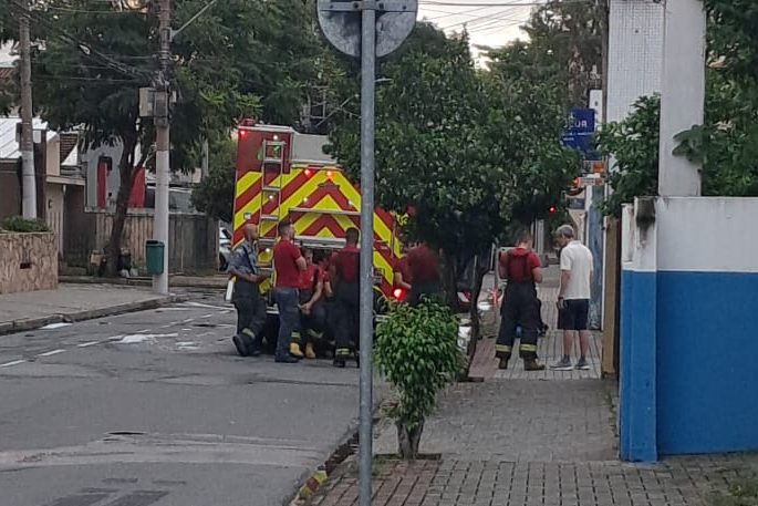 Incêndio em condomínio atinge cinco veículos no centro de São José dos Campos; fogo foi controlado pelos bombeiros e não houve vítimas. 