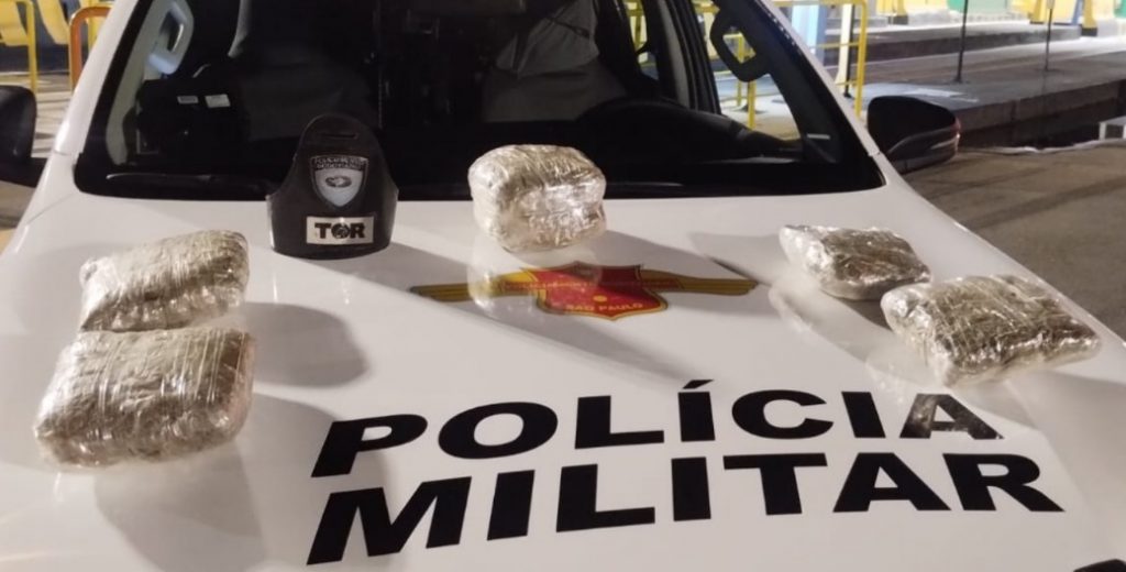 Três traficantes são presos com crianças e 3 kg de skunk na Rodovia Carvalho Pinto