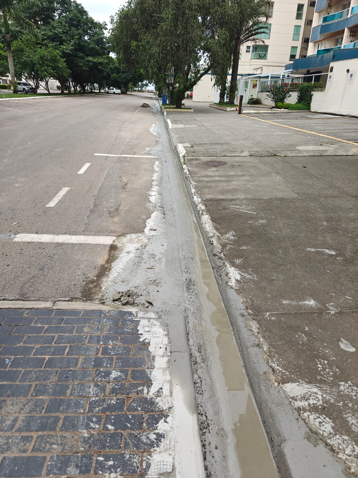 Moradores relatam resíduos após concretagem na Avenida Tubarão, no Jardim Aquarius