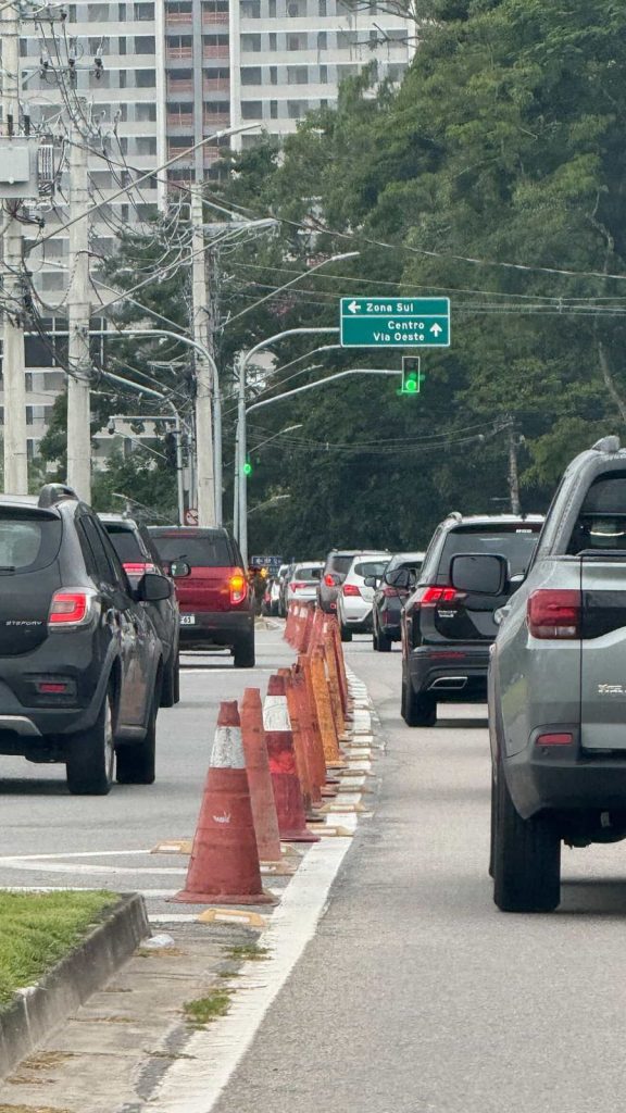 Operação viária na avenida Linneu de Moura altera rotatória e restringe travessia no Urbanova