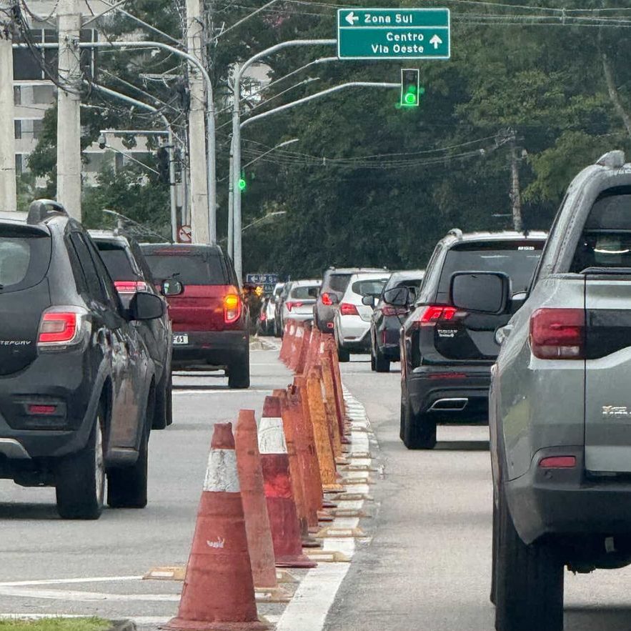 Operação viária na avenida Linneu de Moura altera rotatória e restringe travessia no Urbanova