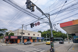 Prefeitura multa EDP por fiação solta na Avenida Guadalupe, no Jardim América