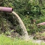 Rede de esgoto no Córrego Senhorinha atinge água do curso d’água na zona sul de São José. Sabesp realiza manutenção emergencial. A rede de esgoto no Córrego Senhorinha atingiu a água do próprio curso d’água na região sul de São José dos Campos após o rompimento de uma tubulação nas proximidades da Avenida Salinas. O problema foi registrado nesta semana e gerou preocupação entre moradores quanto à qualidade ambiental do córrego. Segundo relatos de moradores, o esgoto passou a escoar diretamente para o leito do Córrego Senhorinha. A Companhia Ambiental do Estado de São Paulo (Cetesb) esteve no local para avaliação técnica e deve analisar as condições da água. O Córrego Senhorinha é um curso d’água urbano que corta bairros da região sul e integra a rede de drenagem do município, sendo responsável pelo escoamento de águas pluviais. Em alguns trechos, o córrego é canalizado, mas ainda há áreas abertas, o que o torna mais vulnerável a impactos ambientais em casos de extravasamento. Manutenção emergencial Procurada pela reportagem, a Sabesp informou que realiza, nesta quarta-feira (11), manutenção emergencial em uma tubulação de esgoto localizada nas proximidades da Avenida Salinas. De acordo com a Companhia, as chuvas que atingem o município deixaram o solo encharcado, provocando o solapamento do terreno e comprometendo a sustentação da rede coletora no local. As equipes estão mobilizadas para executar os reparos no menor prazo possível, com o objetivo de garantir a segurança da infraestrutura e evitar novos impactos ao entorno. A Sabesp pediu desculpas pelos transtornos e informou que permanece à disposição pelos canais oficiais de atendimento 0800 055 0195 (ligação gratuita), WhatsApp (11) 3388-8000 e Agência Virtual no site www.sabesp.com.br . A reportagem seguirá acompanhando o caso e atualizará as informações assim que houver novo posicionamento da Cetesb sobre a qualidade da água do Córrego Senhorinha. Sugestão de imagem Foto do Córrego Senhorinha com ponto de extravasamento próximo à Avenida Salinas. Legenda Extravasamento de rede coletora atinge água do Córrego Senhorinha, na região sul de São José dos Campos. Frase-chave de foco rede de esgoto Córrego Senhorinha Título SEO Rede de esgoto Córrego Senhorinha rompe na zona sul Metadescrição (SEO) Rede de esgoto Córrego Senhorinha rompe após chuvas e atinge água do córrego na zona sul de São José. Tags Córrego Senhorinha, Sabesp São José, esgoto zona sul, Cetesb avaliação Títulos alternativos Rompimento de rede de esgoto atinge água do Córrego Senhorinha Vazamento compromete água do Córrego Senhorinha na zona sul Esgoto extravasa e atinge curso d’água na região sul de São José Cetesb avalia qualidade da água após rompimento no Senhorinha Sabesp faz reparo emergencial após vazamento no Córrego Senhorinha