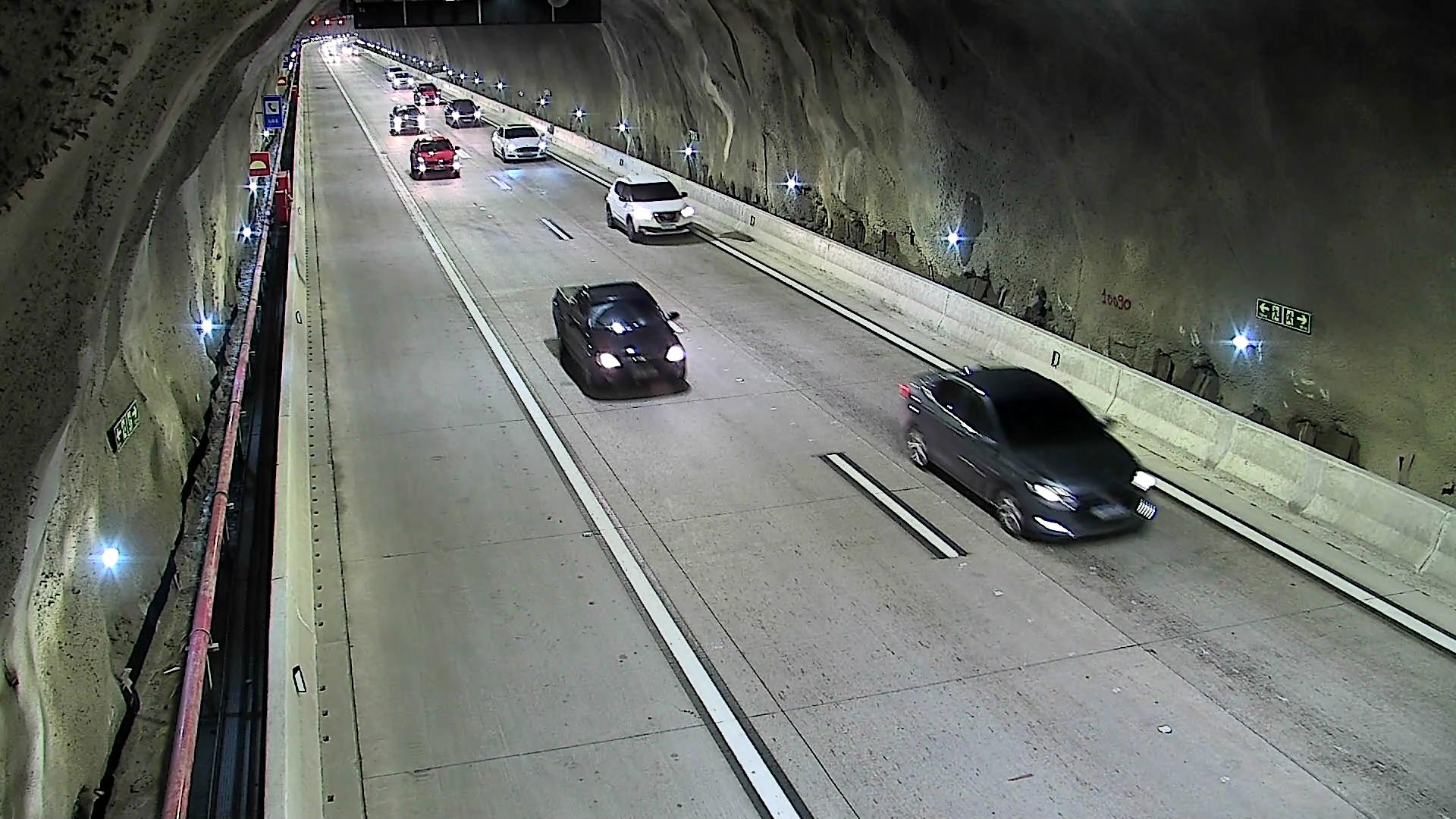 Serra Antiga da Tamoios segue fechada e trânsito opera em comboio pela Serra Nova