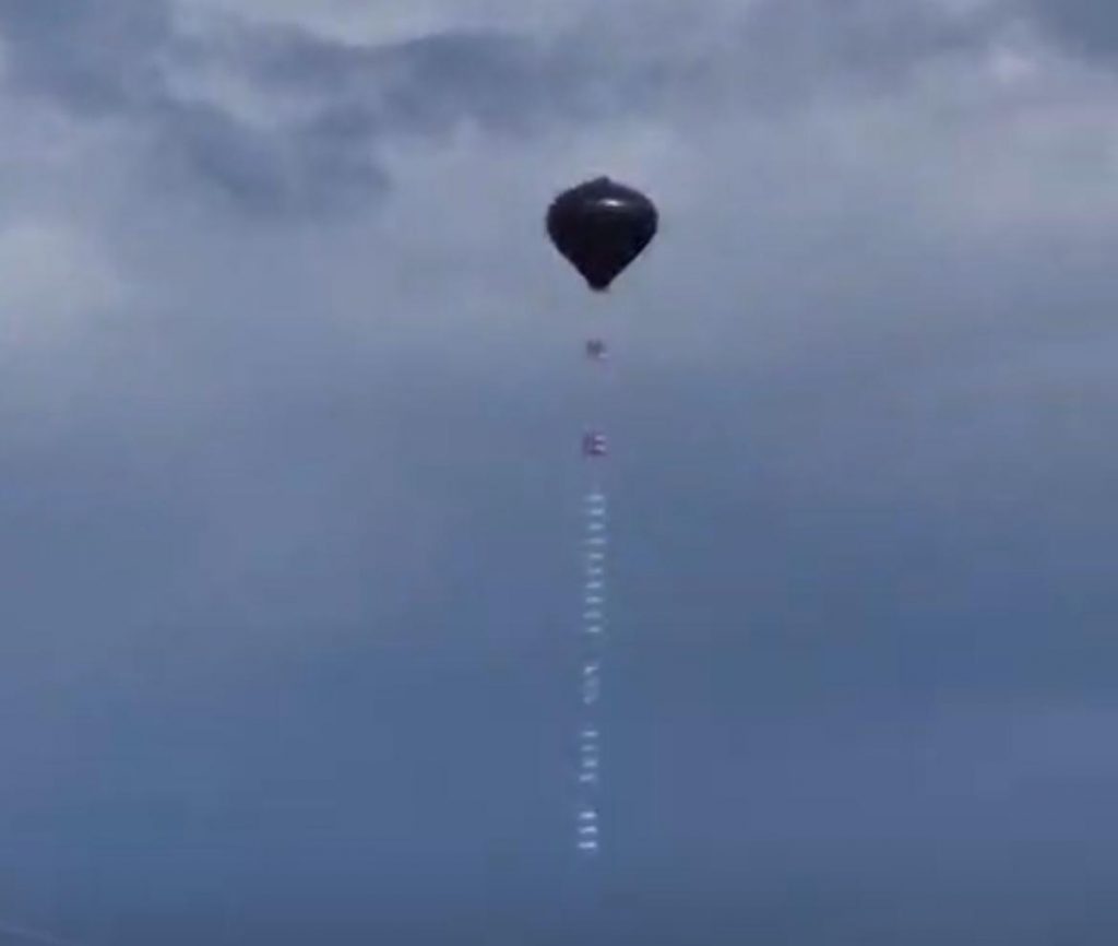 Balão foi avistado na manhã deste domingo (1º) no bairro Jardim Uirá, em São José dos Campos.