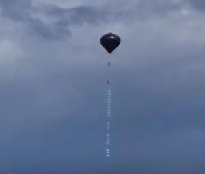 Balão foi avistado na manhã deste domingo (1º) no bairro Jardim Uirá, em São José dos Campos.